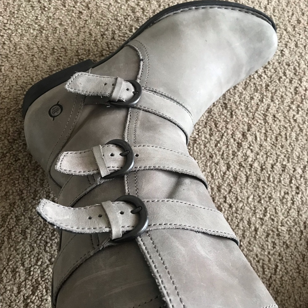 Born women’s all leather gray boot